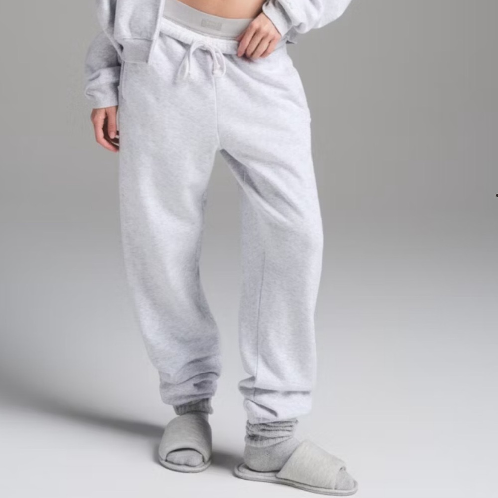SKIMS Cotton Fleece Classic Jogger in Light Heather Grey; Size XS - Picture 5 of 8